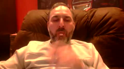 Snapshot of beardedambition chatting on 04/19/26, 08:33 beardedambition online show from 04/19/26, 08:33