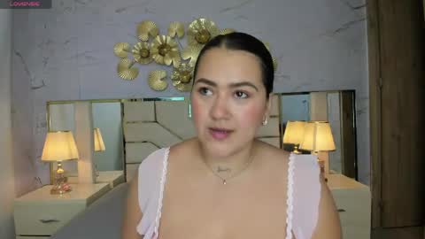 Snapshot of beautifulgirl4u_ chatting on 04/15/26, 11:27 online show from 04/15/26, 11:27
