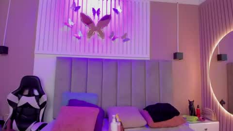 Snapshot of beauty_milf4 chatting on 07/11/26, 11:35 Chantall online show from 07/11/26, 11:35