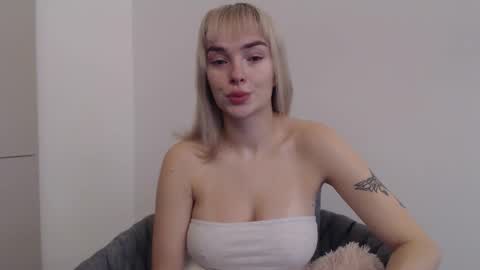 Snapshot of beauty_xpolly chatting on 10/08/25, 09:40 POLLY online show from 10/08/25, 09:40