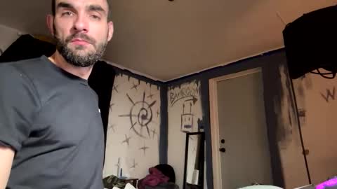 Snapshot of beautyxbeast chatting on 12/04/25, 12:20 BEAST online show from 12/04/25, 12:20