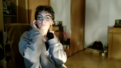 Snapshot of bebacksooon chatting on 12/19/25, 06:04 Raluca online show from 12/19/25, 06:04