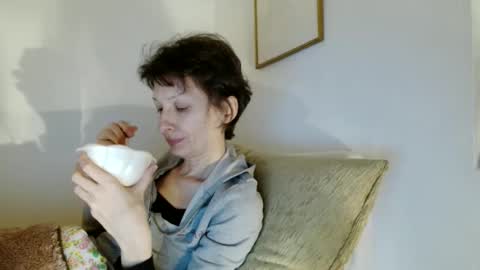 Snapshot of bebacksooon chatting on 02/16/26, 04:25 Raluca online show from 02/16/26, 04:25