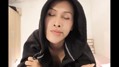 bee_thai online show from 12/13/24, 07:32