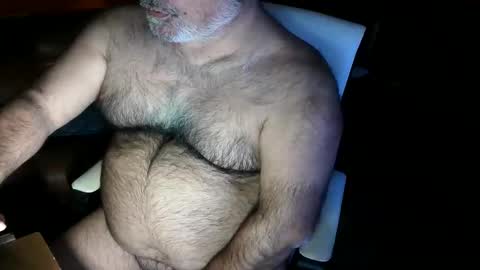 Snapshot of beers19 chatting on 11/17/25, 04:24 beers19 online show from 11/17/25, 04:24