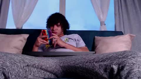 independent model online show from 02/12/25, 10:59