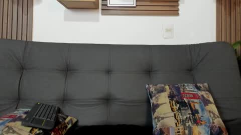 independent model online show from 11/04/25, 11:37