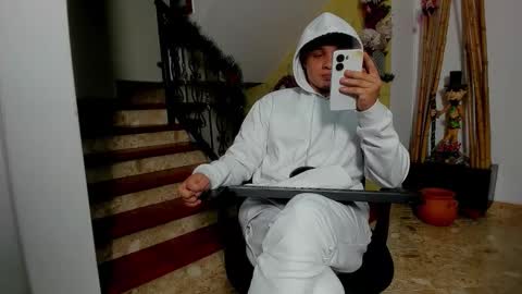 independent model online show from 11/25/25, 05:51