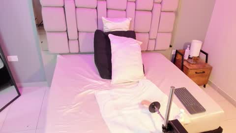 Snapshot of belanny_ chatting on 12/15/25, 03:55 Bella online show from 12/15/25, 03:55