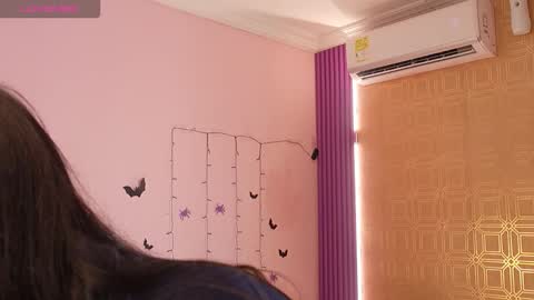 bella19   online show from 10/30/25, 09:04