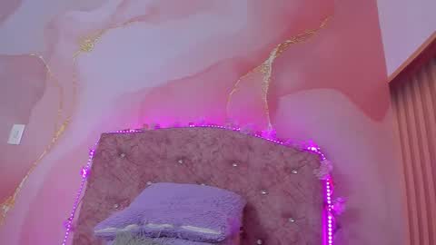 Snapshot of bella__sweets chatting on 11/26/25, 10:49 Melanie online show from 11/26/25, 10:49