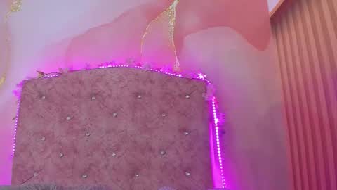 Snapshot of bella__sweets chatting on 12/19/25, 10:44 Melanie online show from 12/19/25, 10:44