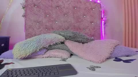 Snapshot of bella__sweets chatting on 12/22/25, 10:34 Melanie online show from 12/22/25, 10:34