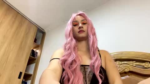 Snapshot of bella__w chatting on 10/24/25, 02:19 Zia online show from 10/24/25, 02:19