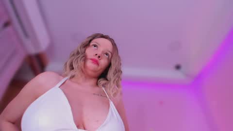 isabella online show from 03/05/25, 09:48