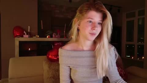 Snapshot of bella_amoury chatting on 02/15/25, 08:33 Bella online show from 02/15/25, 08:33