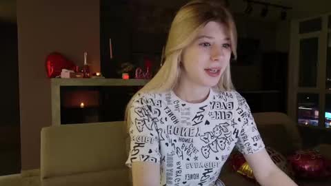 Snapshot of bella_amoury chatting on 02/16/25, 06:54 Bella online show from 02/16/25, 06:54