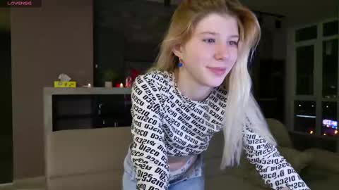 Snapshot of bella_amoury chatting on 03/10/25, 06:12 Bella online show from 03/10/25, 06:12