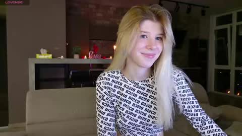 Snapshot of bella_amoury chatting on 03/10/25, 09:18 Bella online show from 03/10/25, 09:18
