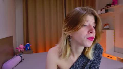 Snapshot of bella_amoury chatting on 10/24/25, 11:45 Bella online show from 10/24/25, 11:45