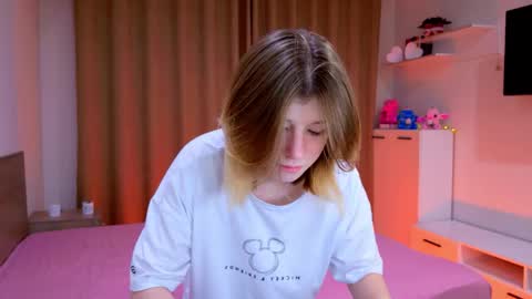 Snapshot of bella_amoury chatting on 11/17/25, 09:42 Bella online show from 11/17/25, 09:42