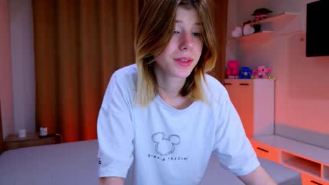 Snapshot of bella_amoury chatting on 11/18/25, 02:54 Bella online show from 11/18/25, 02:54