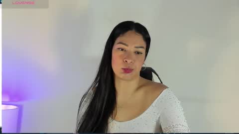 Snapshot of bella_hadid1_ chatting on 03/02/25, 01:27 Laura online show from 03/02/25, 01:27