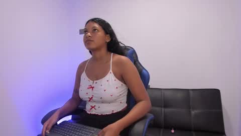 Snapshot of bella_jamez chatting on 12/18/25, 07:47 Isa online show from 12/18/25, 07:47