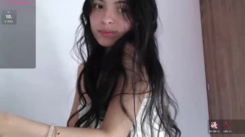 Snapshot of bella_musee chatting on 12/30/24, 05:13   online show from 12/30/24, 05:13