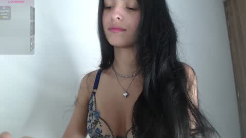 Snapshot of bella_musee chatting on 01/08/25, 12:17   online show from 01/08/25, 12:17