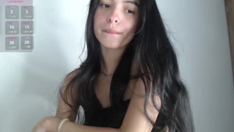 Snapshot of bella_musee chatting on 01/09/25, 03:04   online show from 01/09/25, 03:04
