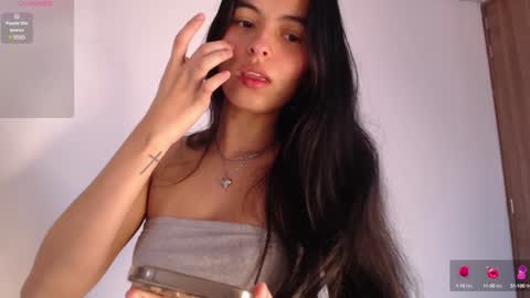 Snapshot of bella_musee chatting on 02/05/25, 09:18   online show from 02/05/25, 09:18