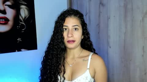 Bella Ponce  online show from 10/08/25, 02:58