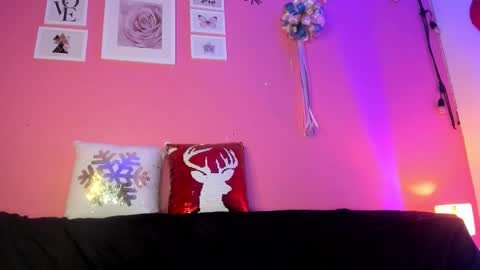 Bella Ponce  online show from 11/25/25, 02:50