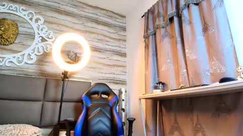 Snapshot of bella_salvatore chatting on 09/21/25, 02:29     online show from 09/21/25, 02:29