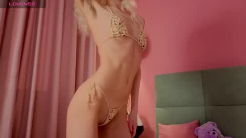 Snapshot of bella_stewarttt chatting on 04/25/26, 01:19 Bella NEW ROOM online show from 04/25/26, 01:19