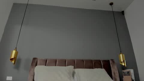 Snapshot of bella_vibes chatting on 12/22/25, 06:38 B E L L A online show from 12/22/25, 06:38