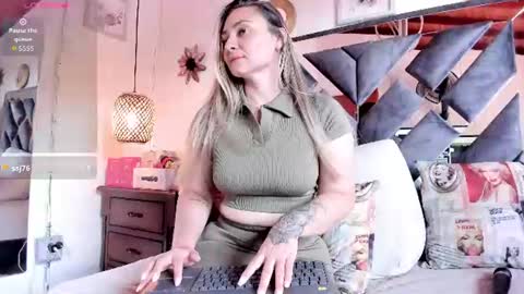 Snapshot of bella_volup chatting on 07/27/26, 04:36 bella_volup online show from 07/27/26, 04:36