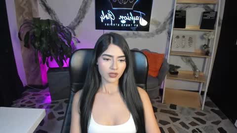 Snapshot of bellaastorm chatting on 12/15/25, 04:28 bellaastorm online show from 12/15/25, 04:28