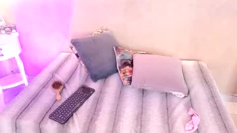 bellarooux online show from 12/16/25, 12:21