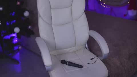 Snapshot of bellaspark_ chatting on 12/17/25, 07:58 BELLA online show from 12/17/25, 07:58