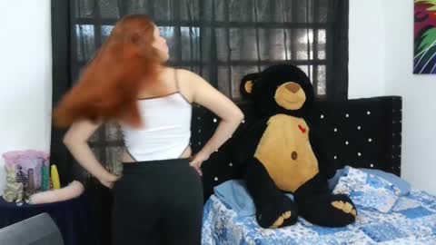 Snapshot of bellatrix_colen chatting on 01/22/25, 09:32 Aleja online show from 01/22/25, 09:32