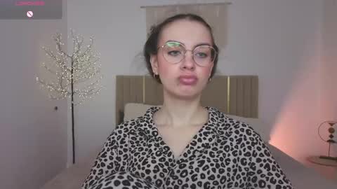 Snapshot of bellavibee chatting on 05/09/26, 01:16 Bella online show from 05/09/26, 01:16