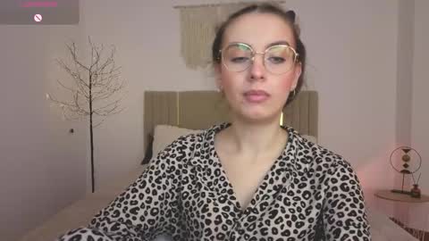 Snapshot of bellavibee chatting on 05/11/26, 12:44 Bella online show from 05/11/26, 12:44