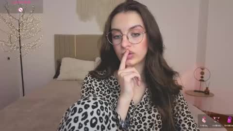 Snapshot of bellavibee chatting on 05/11/26, 04:04 Bella online show from 05/11/26, 04:04