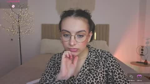 Snapshot of bellavibee chatting on 05/12/26, 12:57 Bella online show from 05/12/26, 12:57