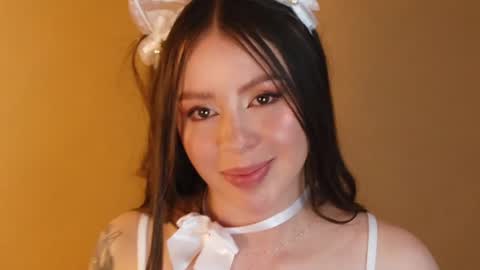 Snapshot of bellawoods_ chatting on 05/11/26, 11:27 laukyubey online show from 05/11/26, 11:27