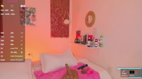 Snapshot of bellawoods_ chatting on 05/21/26, 02:02 laukyubey online show from 05/21/26, 02:02