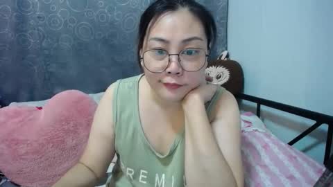 Snapshot of bellbabe chatting on 10/10/25, 12:04 Bella online show from 10/10/25, 12:04