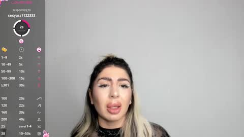 Snapshot of belle_hallle chatting on 12/05/24, 06:22 LucyJelly online show from 12/05/24, 06:22